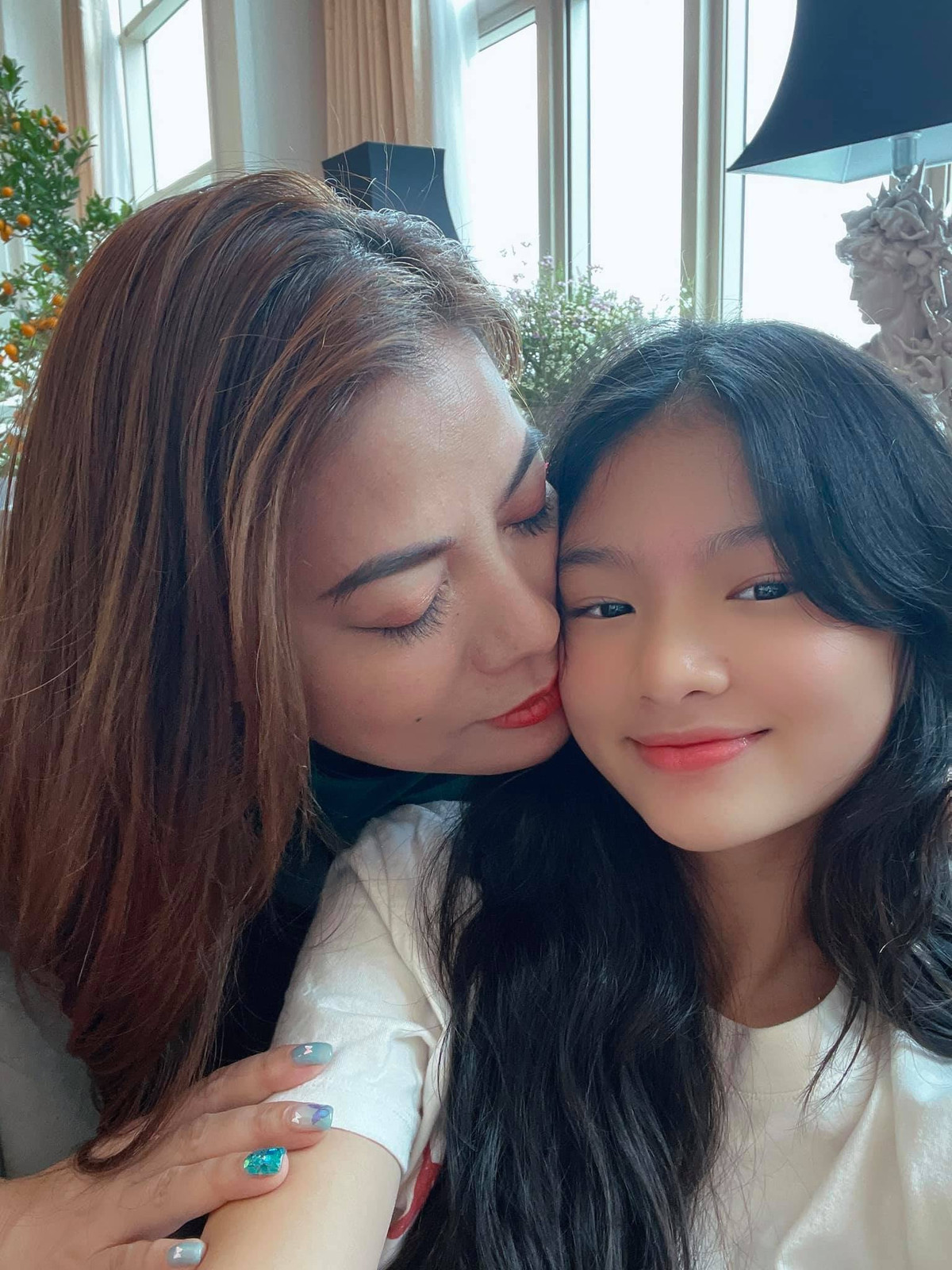 Trương Ngọc Ánh dịu dàng hôn con gái.