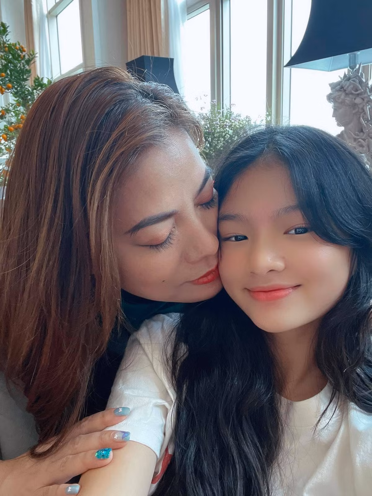 Trương Ngọc Ánh dịu dàng hôn con gái.