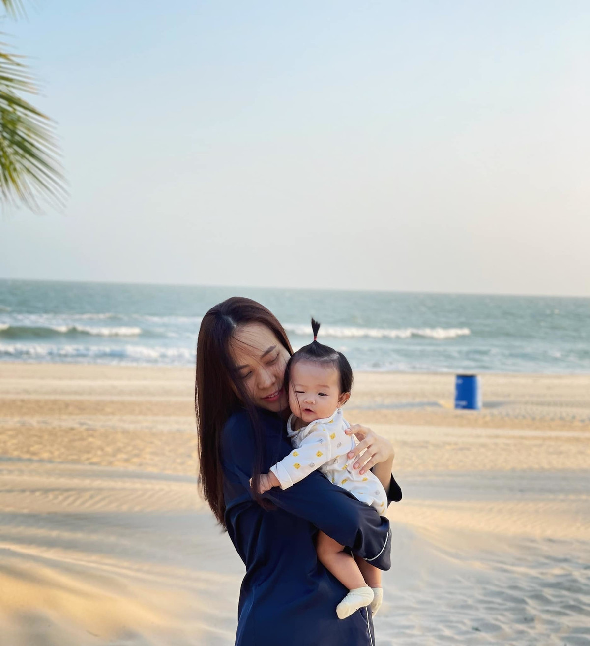 Vợ chồng Đàm Thu Trang - Nguyễn Quốc Cường đưa con đi chơi biển.