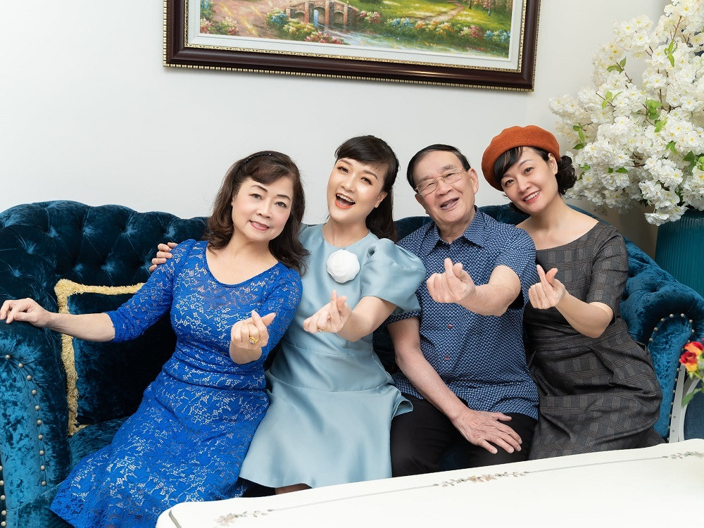 NSND Hong Van khoe anh hanh phuc ben ong xa va con gai-Hinh-3