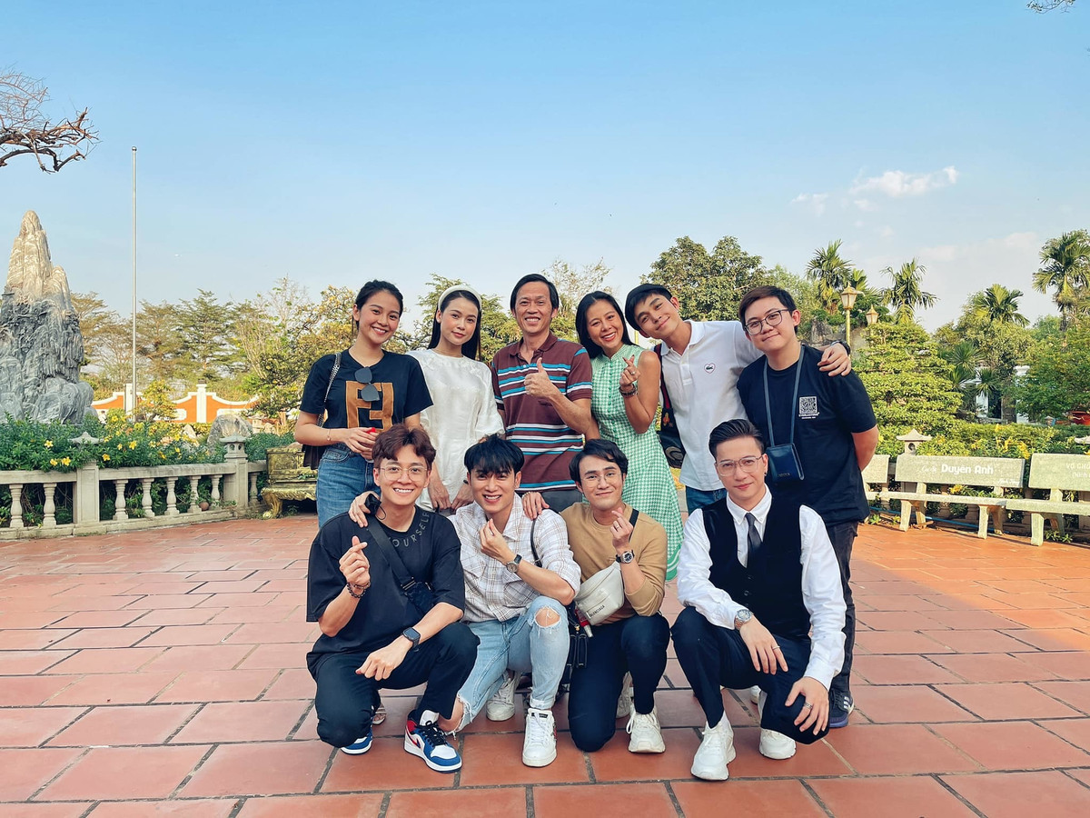 Nhóm nghệ sĩ trẻ Ngô Kiến Huy, Jun Phạm, Nam Thư... viếng đền thờ Tổ nghiệp của danh hài Hoài Linh.