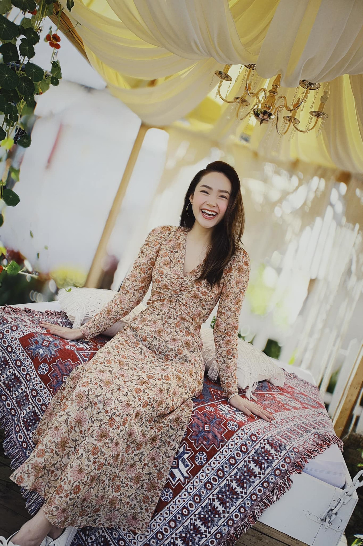 Minh Hằng cười rạng rỡ khi đang đi nghỉ dưỡng ở Đà Lạt.