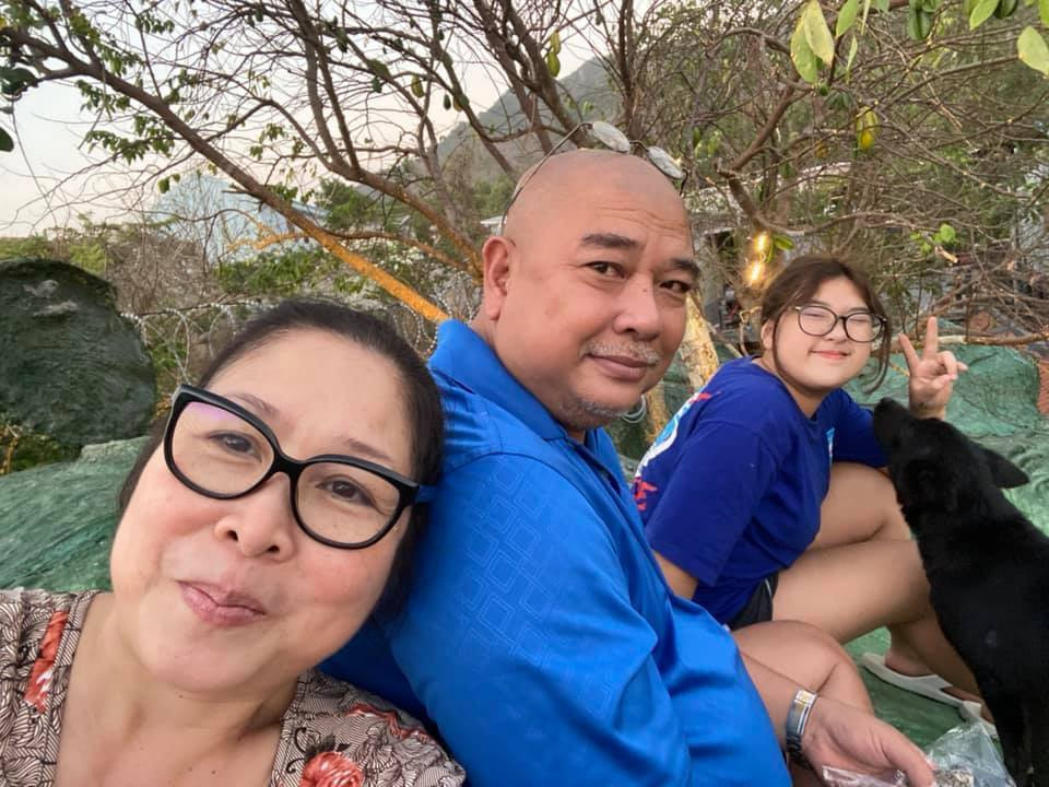 NSND Hong Van khoe anh hanh phuc ben ong xa va con gai