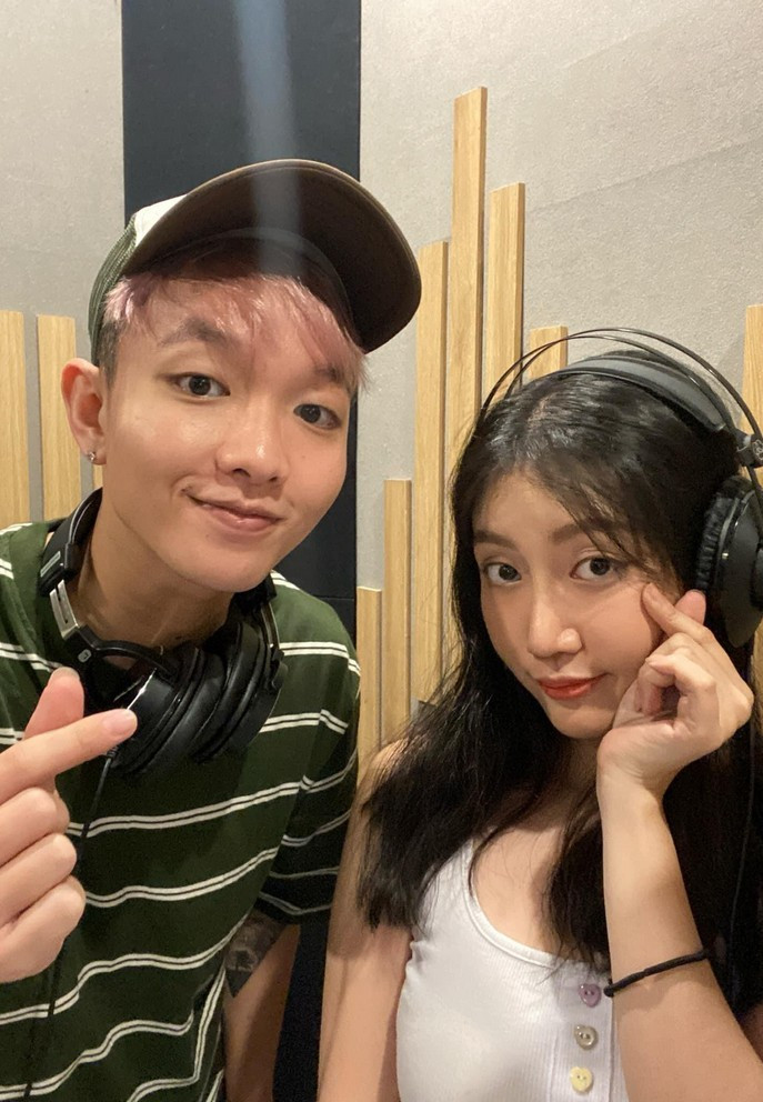 Hoàng Dũng selfie cùng Khương Hoàn Mỹ hé lộ dự án hợp tác mới của cả hai.