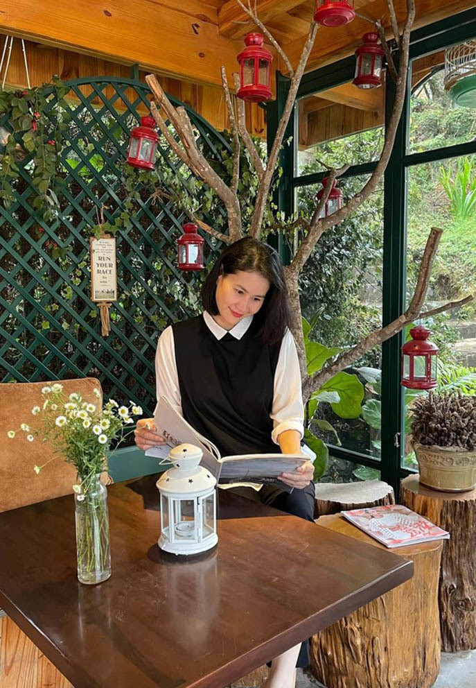 Thân Thúy Hà tranh thủ đọc sách trong giờ nghỉ giải lao trên phim trường.