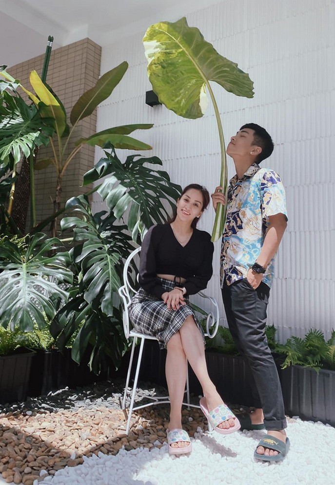 Khánh Thi hạnh phúc khi được ông xã Phan Hiển đứng che nắng trong lúc đợi ê-kíp chuẩn bị.