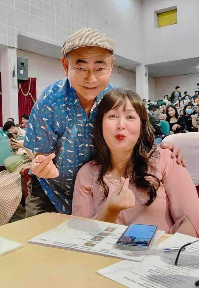 NSND Việt Anh và NSND Hồng Vân tranh thủ chụp ảnh trước giờ chấm thi tốt nghiệp cho các sinh viên sân khấu.