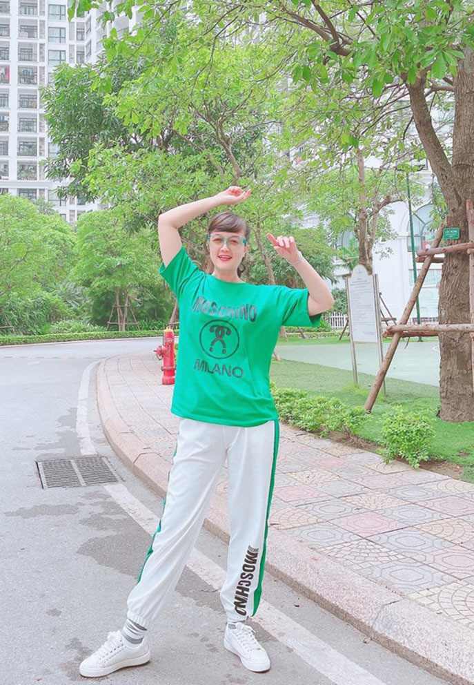 Nghệ sĩ Vân Dung tập thể dục buổi sáng vẫn gây chú ý khi diện set đồ hiệu sang chảnh.