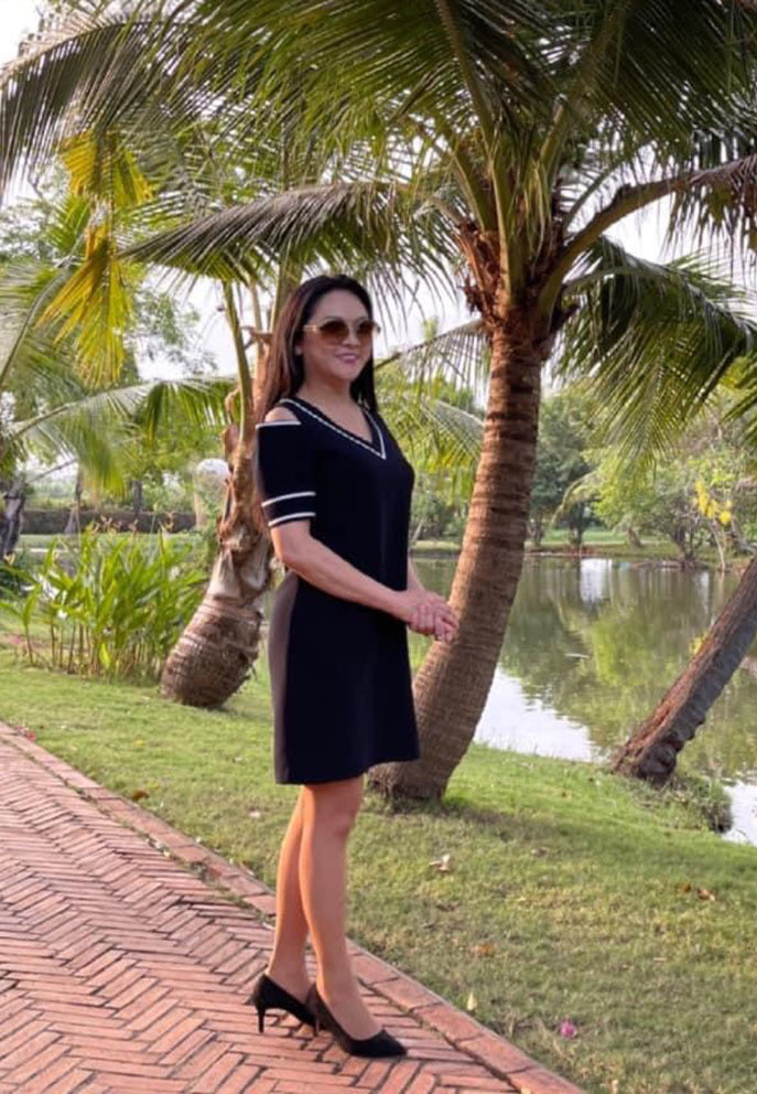 Ca sĩ Như Quỳnh thích thú với phong cảnh miền quê Nam bộ tại khu du lịch vừa thăm quan.