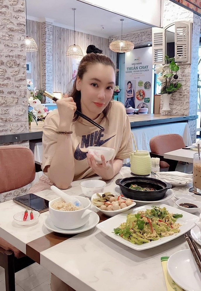 Hồ Quỳnh Hương thưởng thức món chay ngon tại nhà hàng của mình. Nữ ca sĩ ăn thuần chay từ nhiều năm qua.