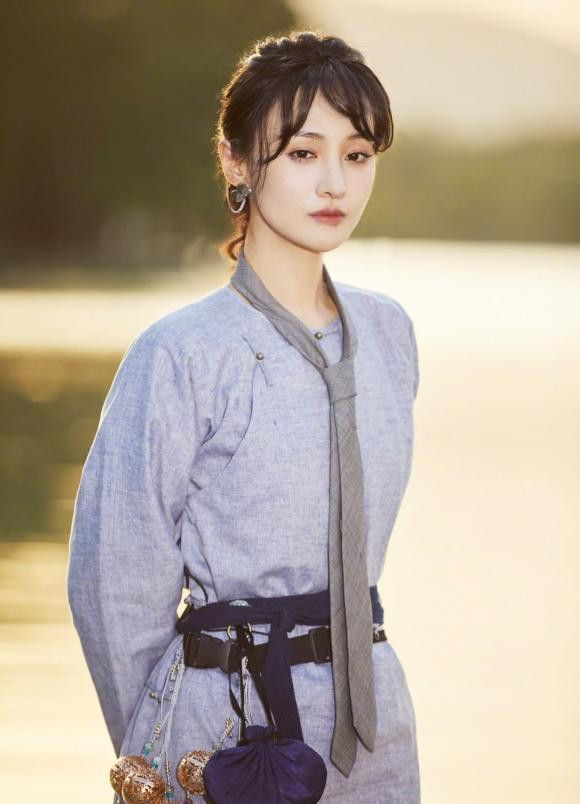 Trinh Sang bi cam song tren moi phuong dien giua be boi doi tu