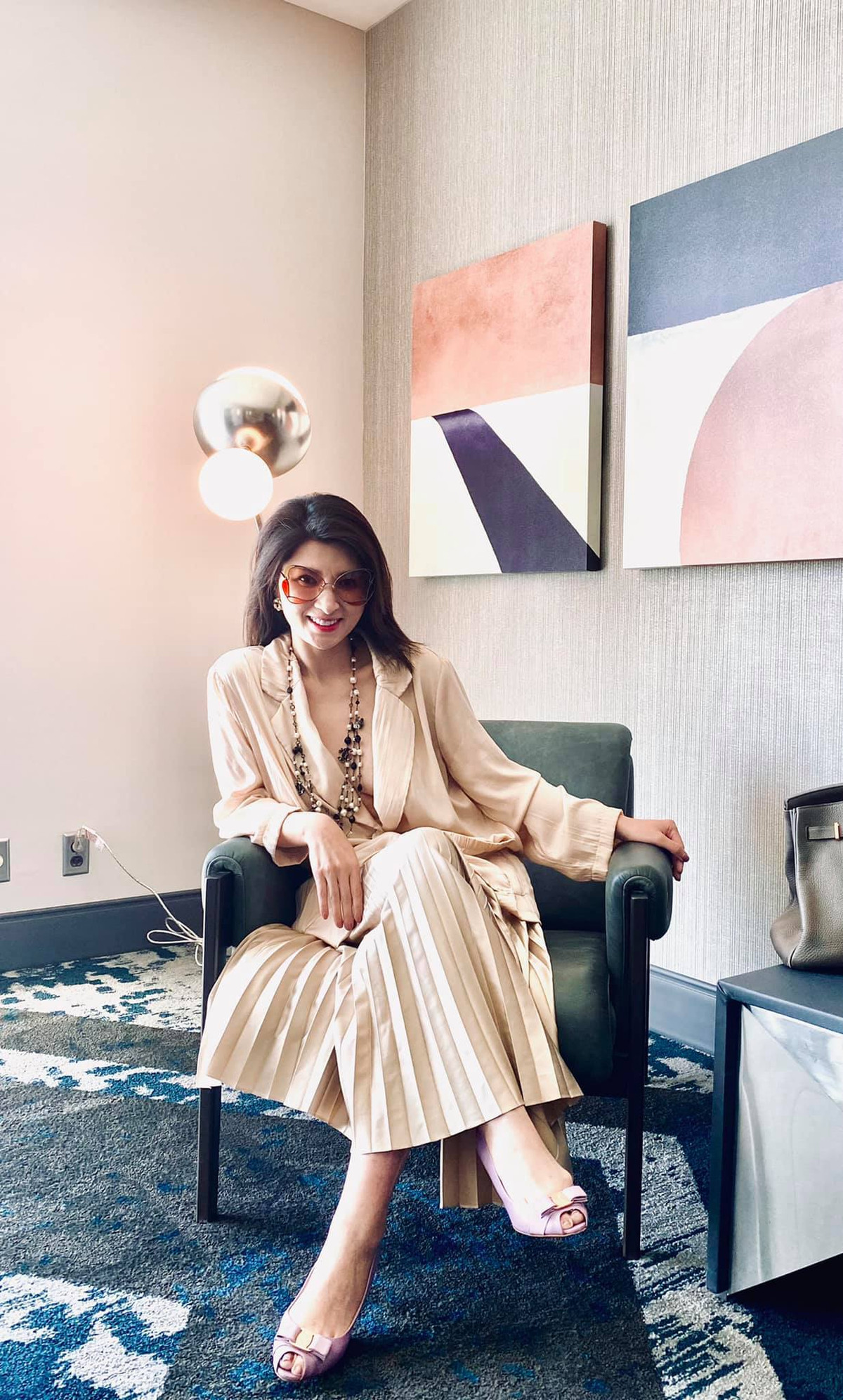 Nguyễn Hồng Nhung sành điệu ra phố.