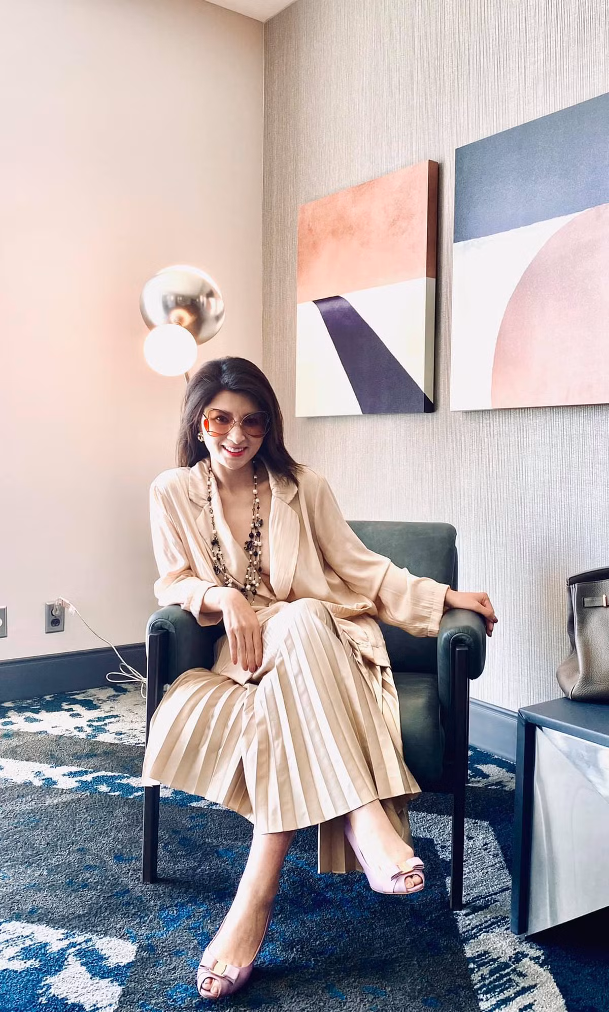 Nguyễn Hồng Nhung sành điệu ra phố.