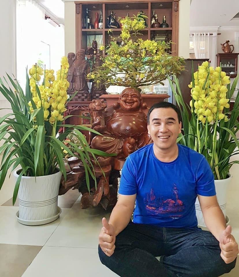 Quyền Linh đăng ảnh ngồi bên tượng ông Địa.