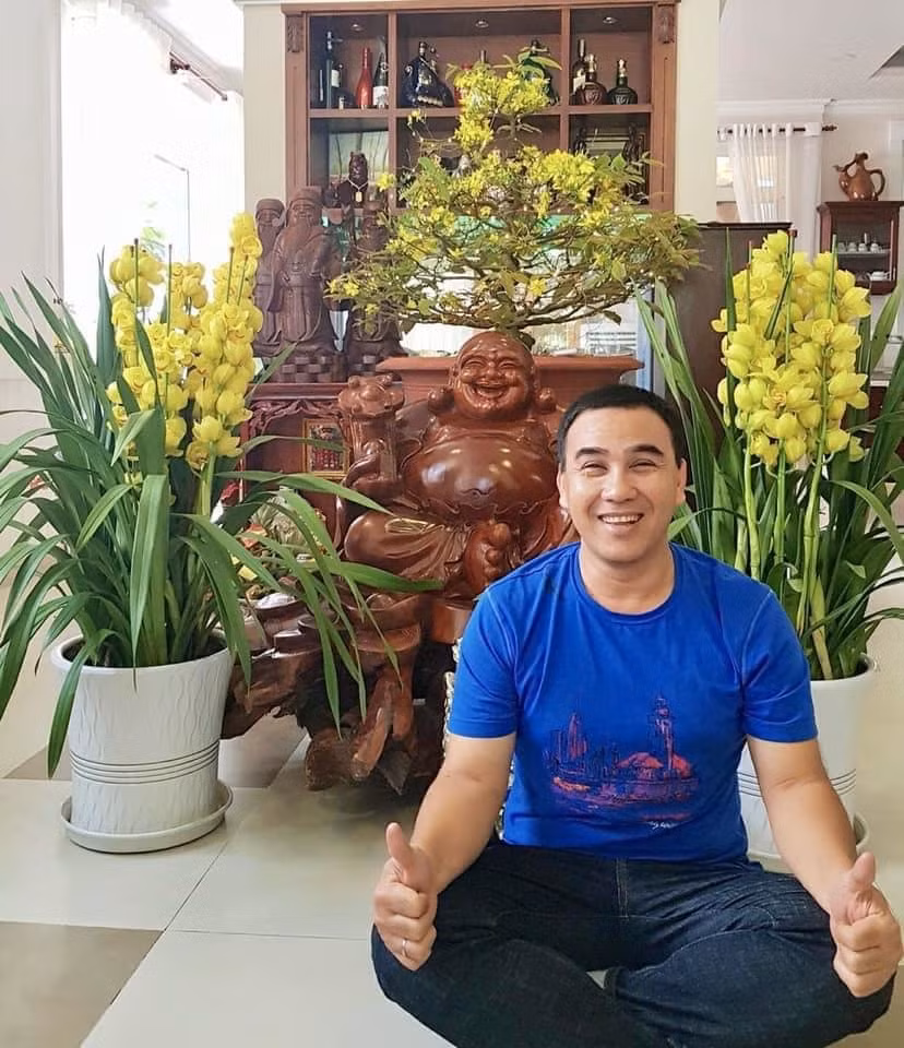 Quyền Linh đăng ảnh ngồi bên tượng ông Địa.