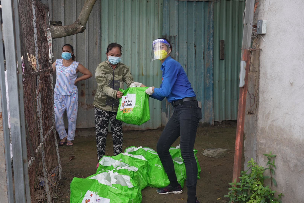 H'Hen Niê say sưa làm tình nguyện.
