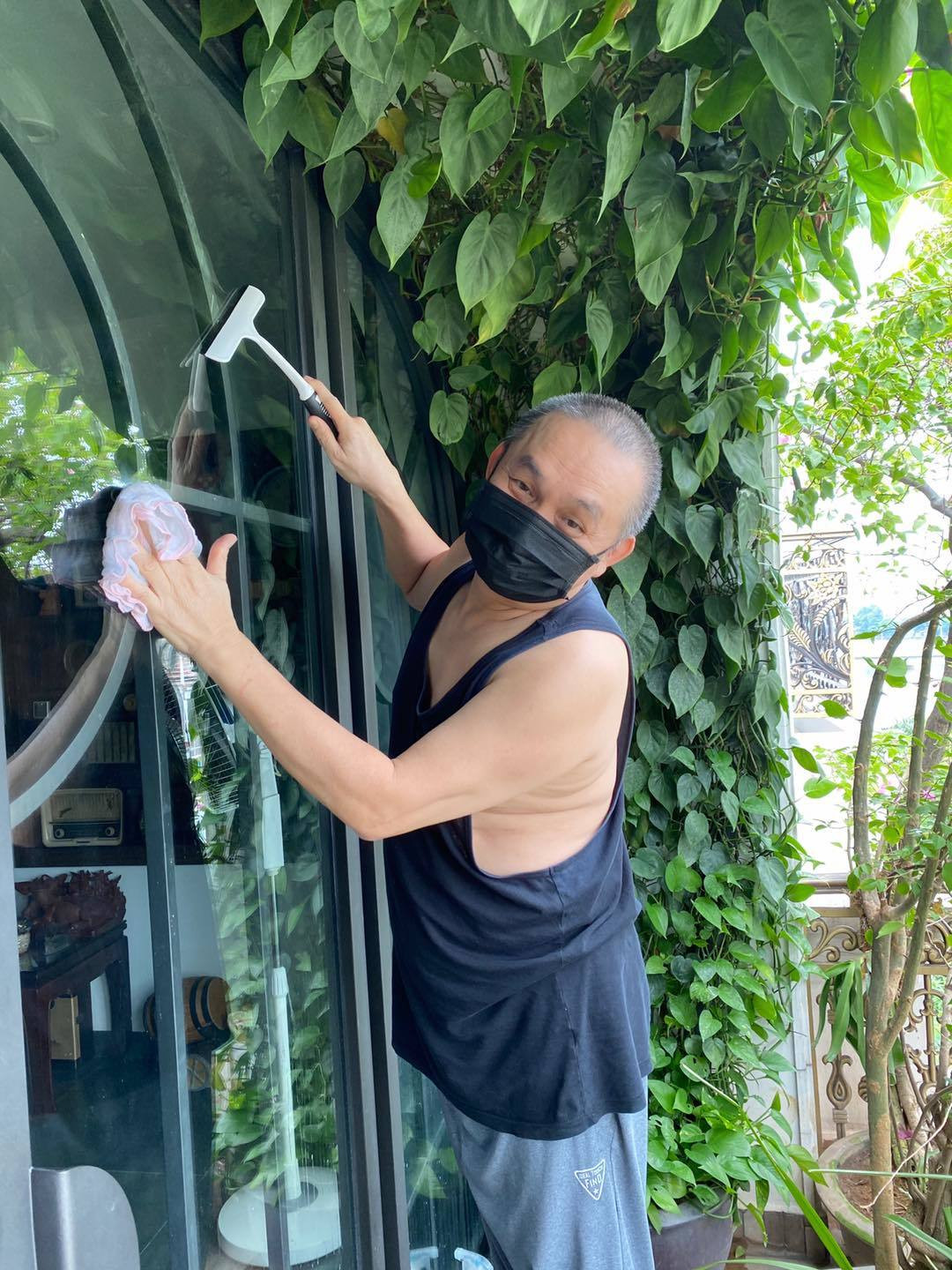 Xuân Hinh vệ sinh nhà cửa.