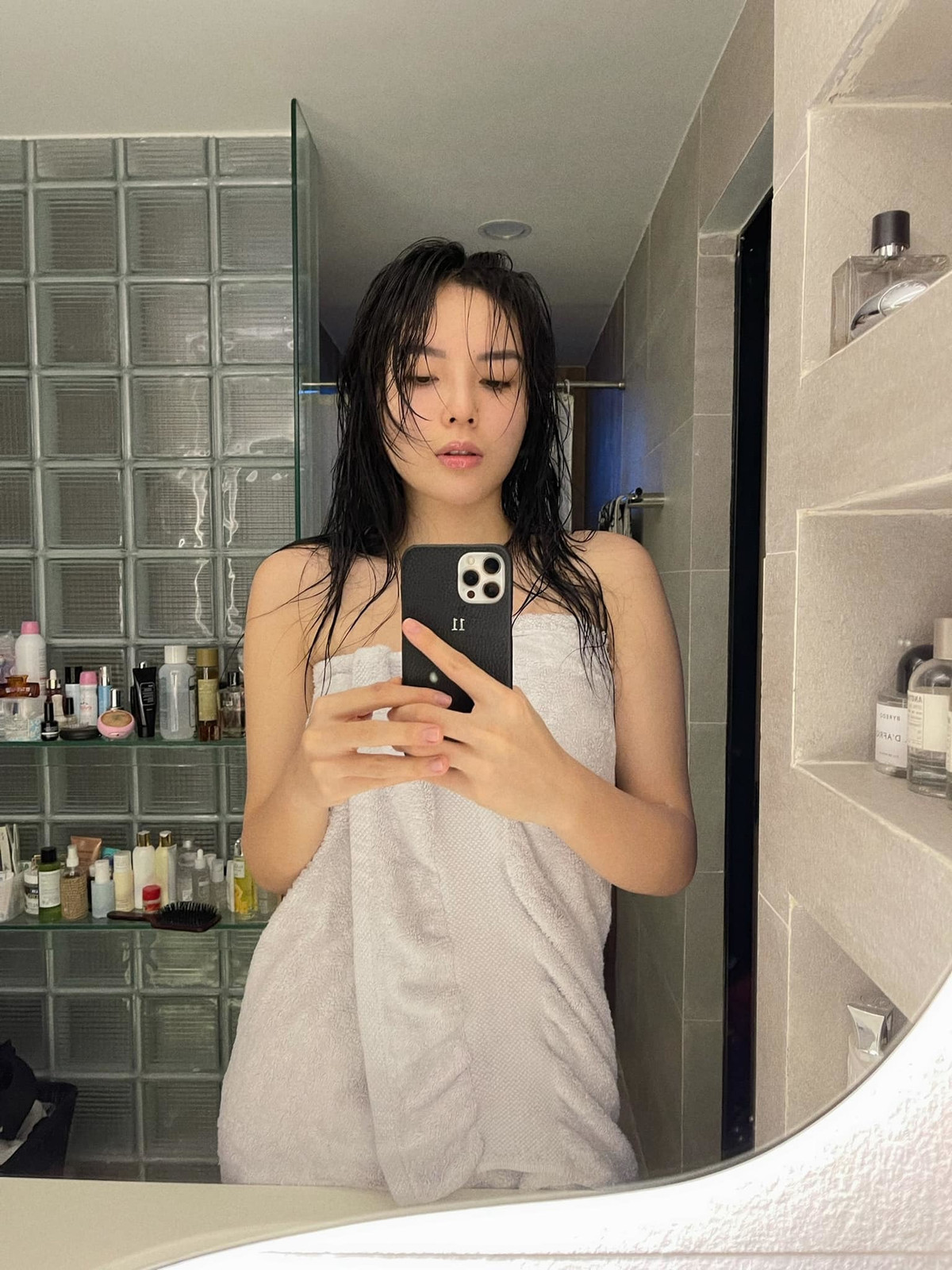 Hoa hậu Kỳ Duyên chụp ảnh mặt mộc trong phòng tắm.