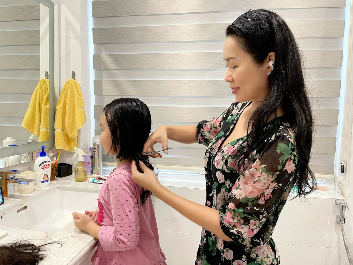 Sao Việt Trịnh Kim Chi giúp con gái xuống tóc.