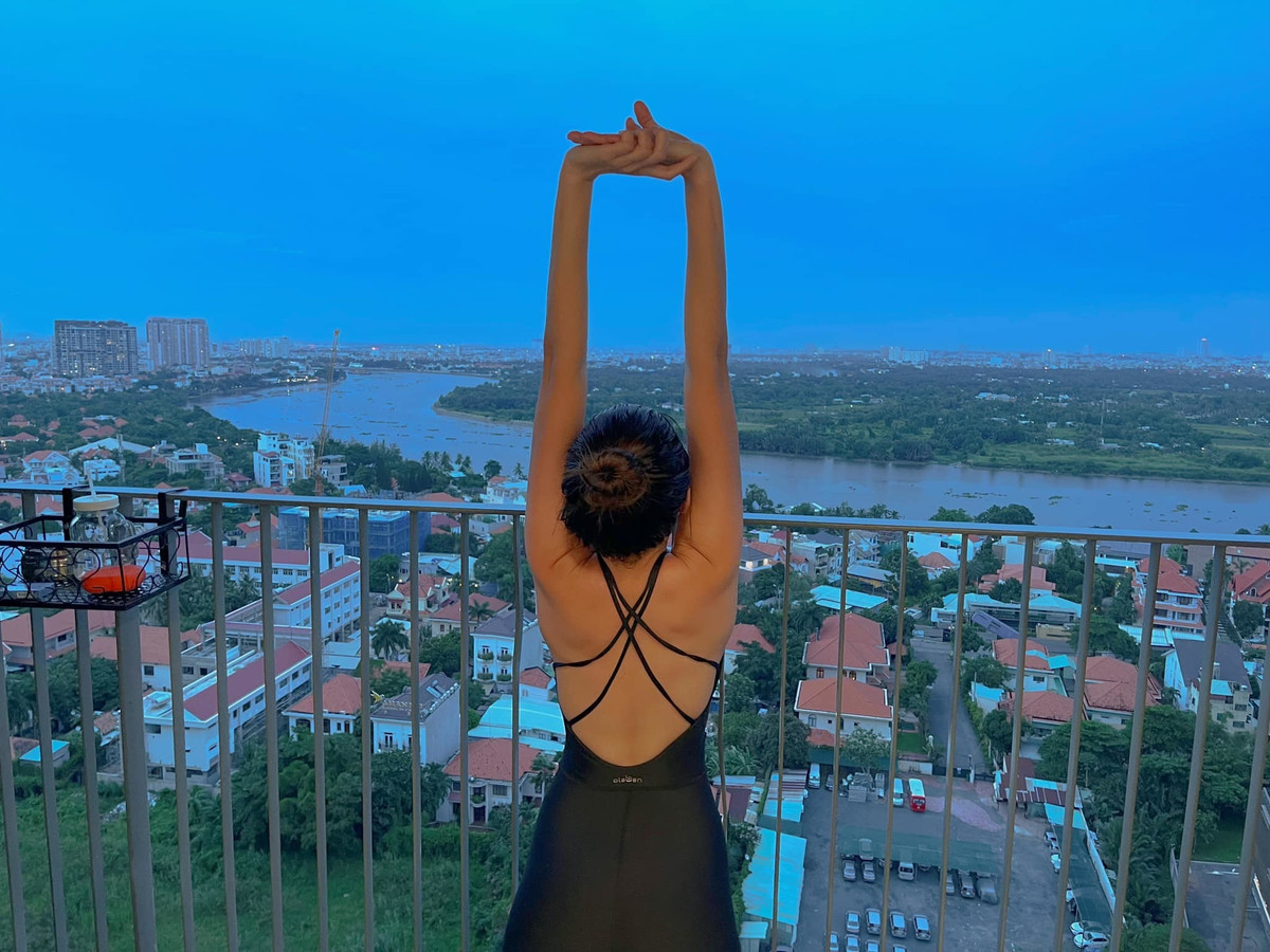 Thúy Diễm khoe vóc dáng ở ban công.