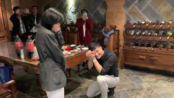 "Cảm ơn mọi người đã đồng lòng với Huỳnh Anh để tạo cho Phương bất ngờ này. Trông mặt thanh niên sắp lấy được vợ như trúng số không?".