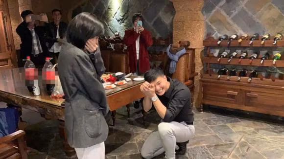 "Cảm ơn mọi người đã đồng lòng với Huỳnh Anh để tạo cho Phương bất ngờ này. Trông mặt thanh niên sắp lấy được vợ như trúng số không?".