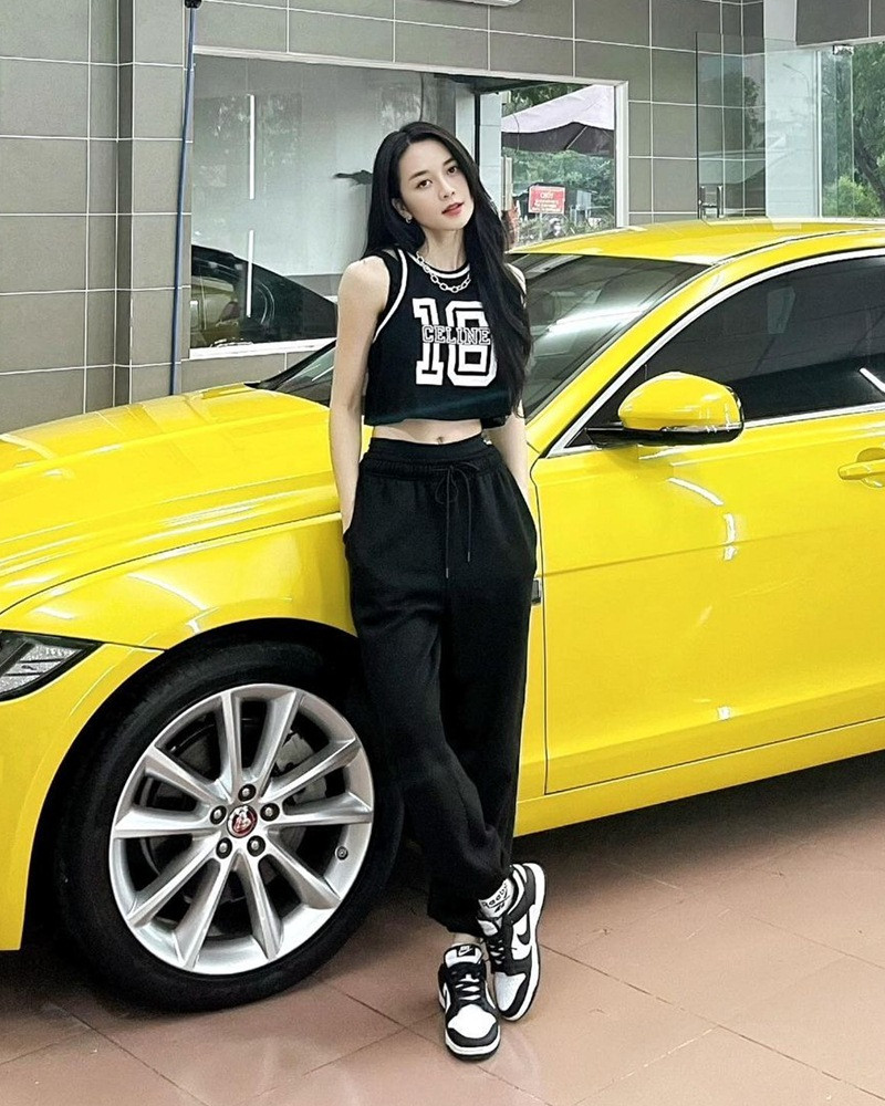 Quần jogger và áo tank in số, thêm giày sneakers tiệp màu trắng đen, Thiều Bảo Trang đã có bộ cánh đậm chất thể thao, vừa tôn dáng vừa mang lại vẻ khỏe khoắn.