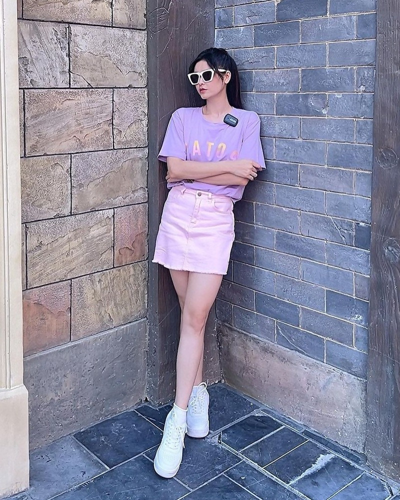 Áo phông dáng rộng và chân váy ngắn cùng tông pastel là combo giúp Trương Quỳnh Anh hack tuổi thành công.