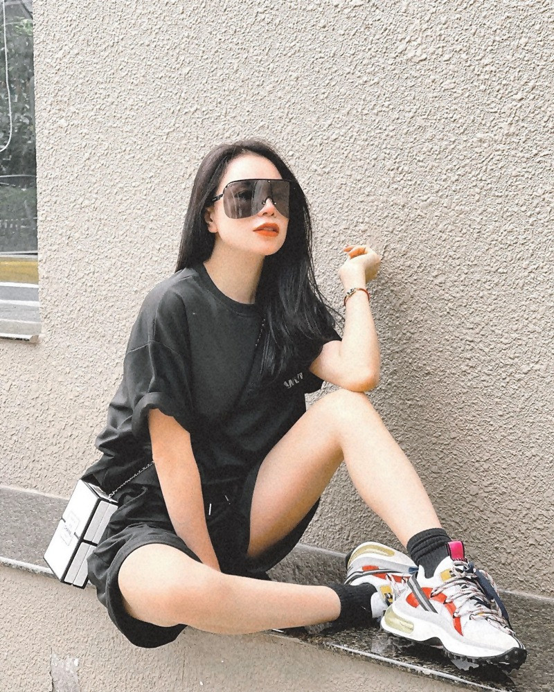 ##ss###style="text-decoration: underline;">Ca sĩ Trà Ngọc Hằng diện đồ đen toàn tập, kết hợp giày thể thao và kính bắt to bản cực “chất”.