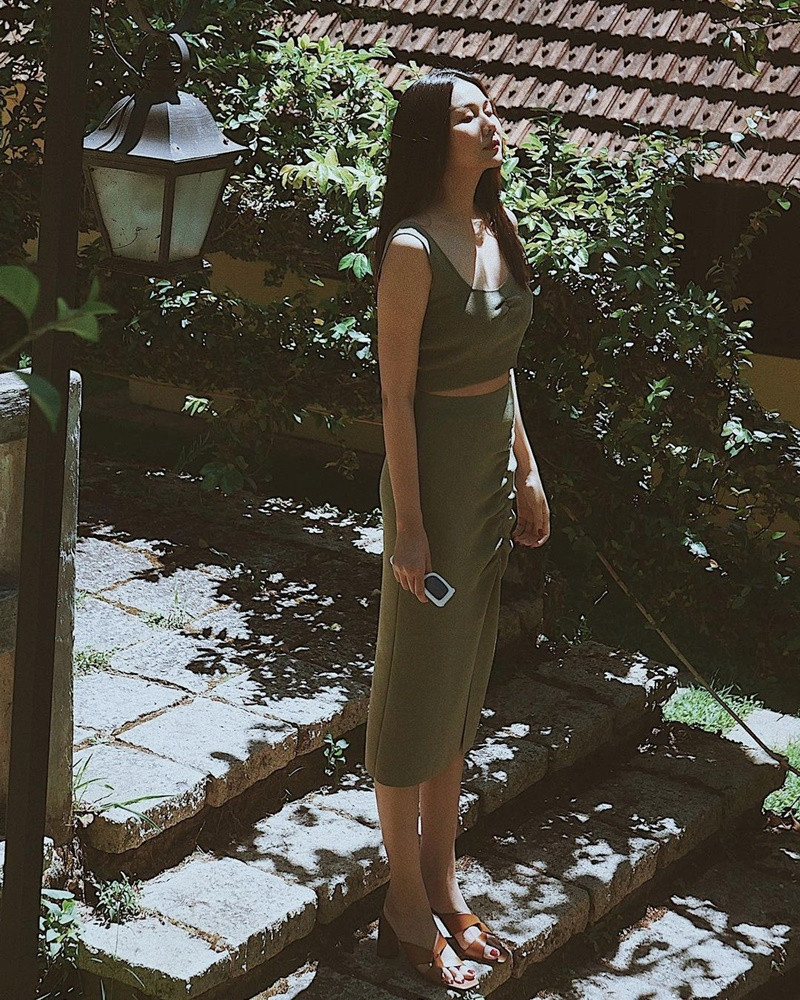 Chân váy xẻ hông cao và crop top dáng ôm, phối màu rêu matchy-matchy giúp Thanh Hằng tôn vóc dáng nuột nà, nhấn nhá vẻ yêu kiều, nữ tính.