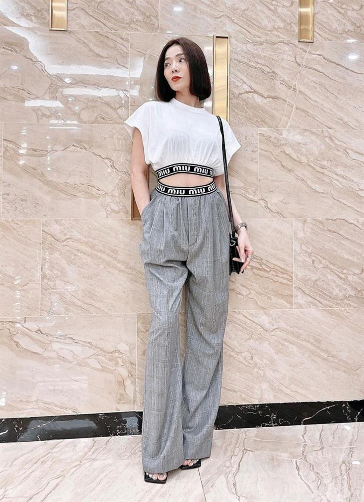 Sở hữu vòng eo “thắt đáy lưng ong”, Lệ Quyên tự tin dát cả cây đồ hiệu Miumiu gồm áo crop top và quần ống rộng cạp cao.