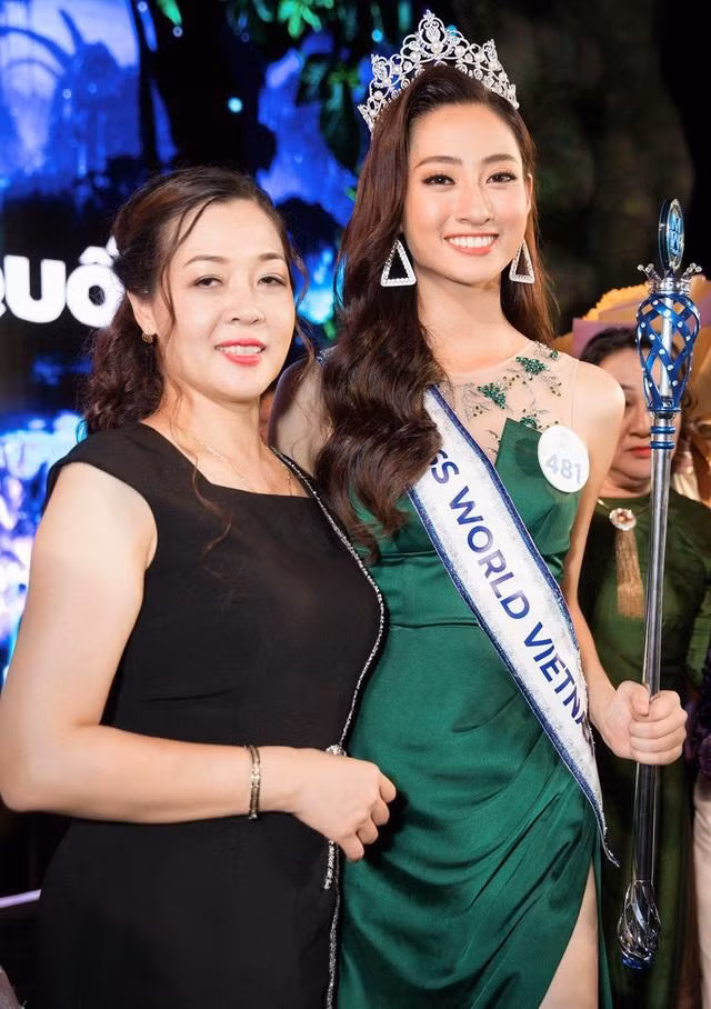 Đây là lần hiếm hoi Lương Thùy Linh khoe mẹ đẻ trên mạng xã hội. Lần xuất hiện công khai gần nhất của mẹ cô đã là... năm 2019, thời điểm con gái đăng quang Hoa hậu Thế giới Việt Nam. Hình ảnh mẹ đẻ bên Lương Thùy Linh ở thời điểm mới đăng quang, sau này bà không xuất hiện tại các sự kiện cùng con gái.