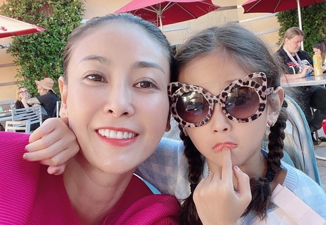 Con gái Hoa hậu Hà Kiều Anh hào hứng khi lần đầu được mẹ đưa đến thăm quan phim trường Universal tại Hollywood (Mỹ).
