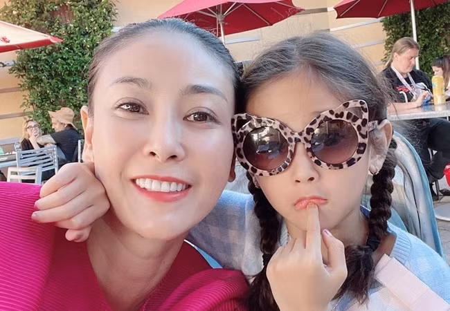 Con gái Hoa hậu Hà Kiều Anh hào hứng khi lần đầu được mẹ đưa đến thăm quan phim trường Universal tại Hollywood (Mỹ).