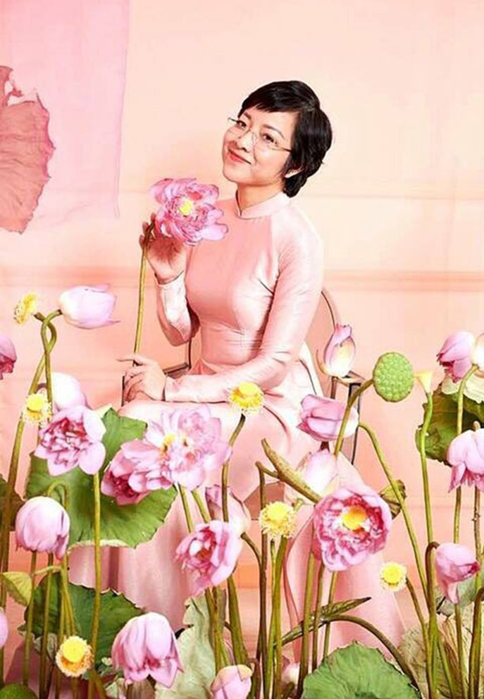 Nhiều đồng nghiệp như NSND Thanh Hoa, Vân Dung để lại bình luận khen ngợi sắc vóc ngày càng trẻ trung, rạng rỡ của cô dù đã bước sang tuổi 51.