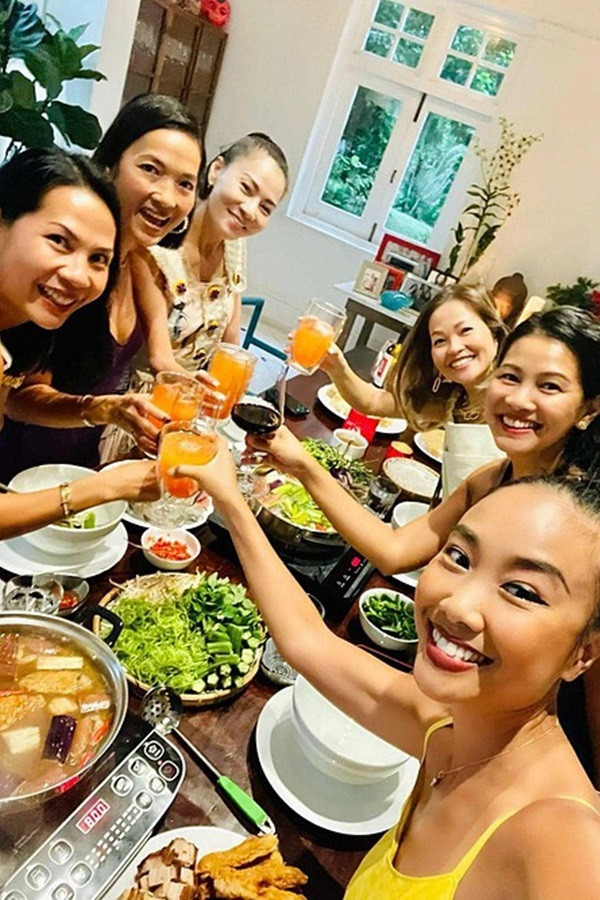 Đoan Trang tranh thủ tụ tập cùng Bằng Lăng, Thu Minh và những người bạn khi đã ổn định cuộc sống tại Singapore.