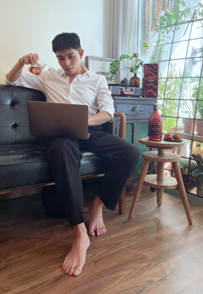 Jun Phạm ví mình là thầy giáo, tranh thủ mở lớp dạy học trò trong mùa dịch.