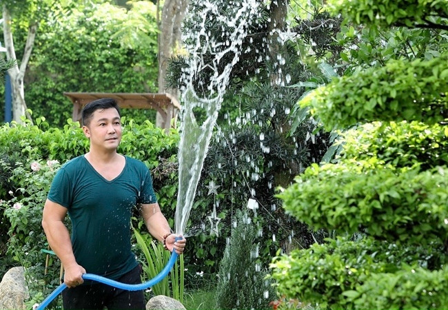 Hình ảnh diễn viên Lý Hùng phong độ ở tuổi 52.