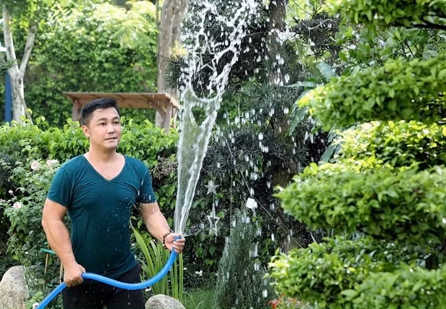 Hình ảnh diễn viên Lý Hùng phong độ ở tuổi 52.