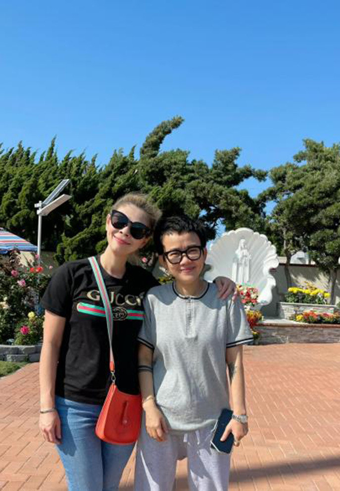 Thanh Thảo đưa bạn thân - nhạc sĩ Phương Uyên đi nhà thờ tại Mỹ.