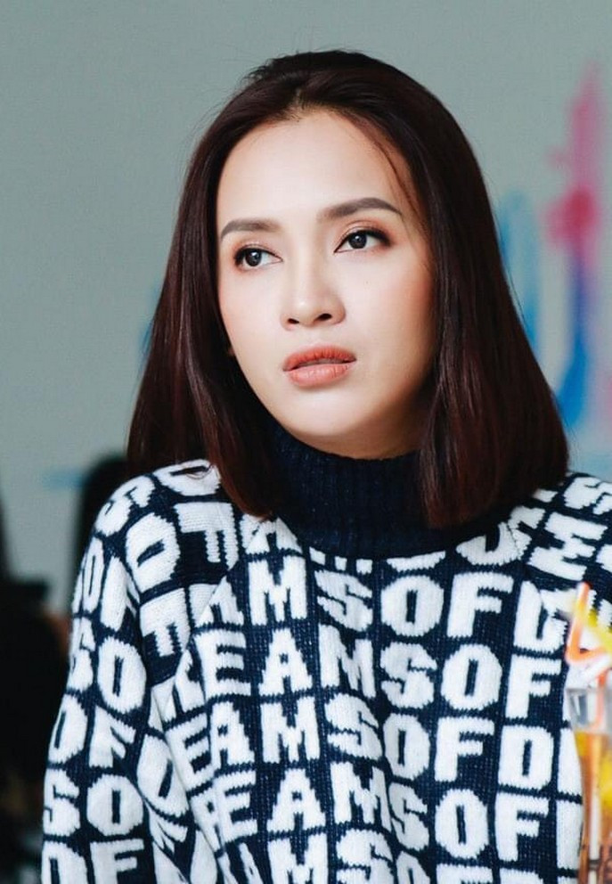 Ái Phương khoe vừa trồng được các loại rau cải trước ban công nhà.