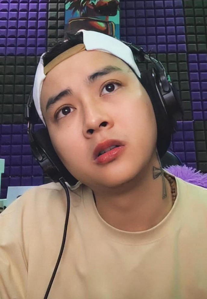 Hoài Lâm đăng ảnh trong phòng thu khiến fan dự đoán về sản phẩm âm nhạc mới. Nam ca sĩ được nhận xét điển trai, lấy lại phong độ sau biến cố.