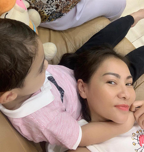 Thu Minh hạnh phúc bên con trai kèm dòng chia sẻ: "Người ta nói phụ nữ đẹp nhất khi thuộc về một người đàn ông và một ông quỷ nhỏ siêu quậy đúng không cả nhà?".