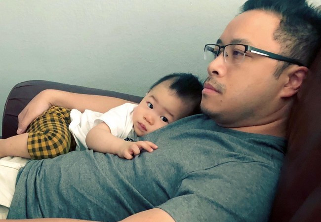 Đạo diễn Victor Vũ chăm con vẫn không rời mắt khỏi tivi.