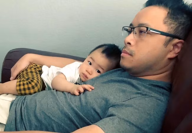 Đạo diễn Victor Vũ chăm con vẫn không rời mắt khỏi tivi.