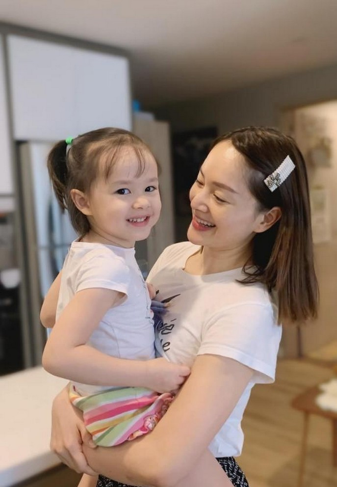 Diễn viên Lan Phương xem giãn cách là dịp để gần gũi và tạo sự gắn kết nhiều hơn với con gái.