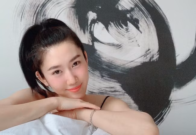 Thúy Ngân ý thức chăm sóc tốt bản thân từ sắc vóc đến tinh thần. Cô vừa cùng ê-kíp sang Hàn Quốc ghi hình cho chương trình Running Man.