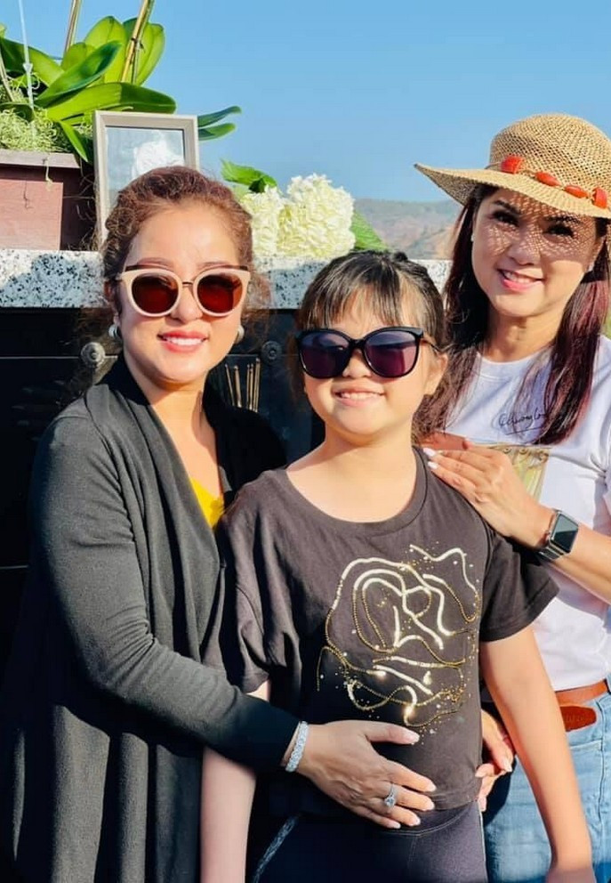 Hai mẹ con nghệ sĩ Thúy Nga cùng ca sĩ Phương Loan - bà xã Chí Tài đến thăm mộ anh nhân dịp sinh nhật.