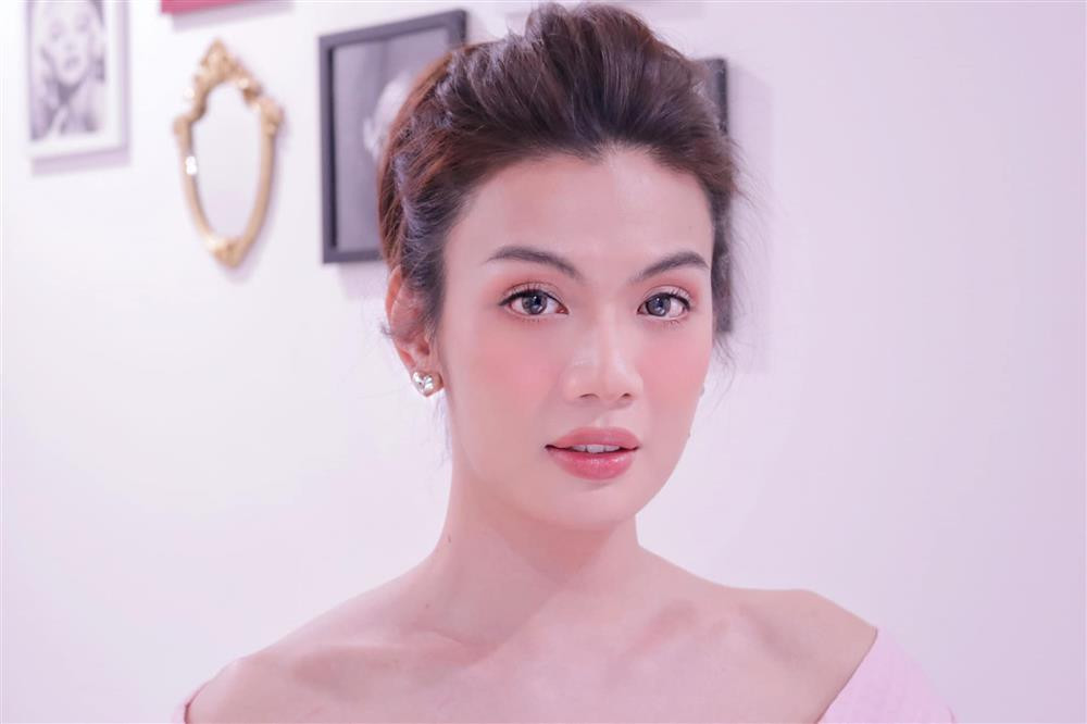 Vẻ đẹp sang trọng khi bới tóc cao, kết hợp với khuyên tai tinh tế. Là một beauty blogger và cực rành về mỹ phẩm nên Đào Bá Lộc luôn biết cách chăm chút, khiến bản thân đẹp lên mỗi ngày.