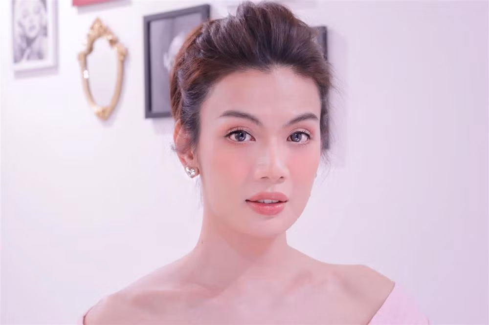 Vẻ đẹp sang trọng khi bới tóc cao, kết hợp với khuyên tai tinh tế. Là một beauty blogger và cực rành về mỹ phẩm nên Đào Bá Lộc luôn biết cách chăm chút, khiến bản thân đẹp lên mỗi ngày.